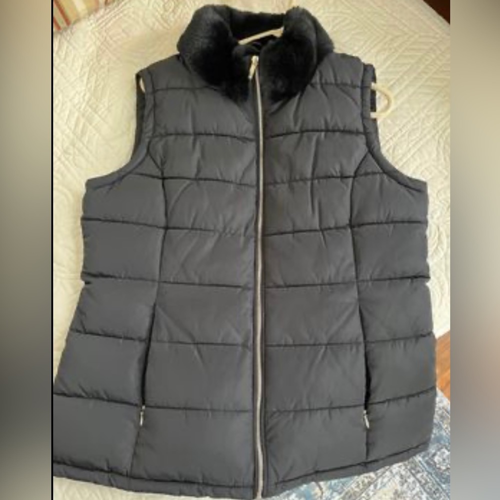 Size Large Woman’s Calvin Klein Black Puffer Vest Like New